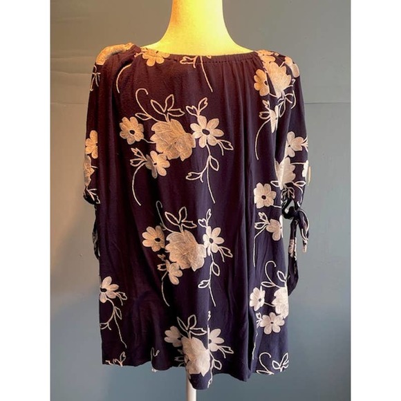 Forgotten Grace Size 2X Peasant Blouse Navy with White‎ Embroidered Flowers - Picture 2 of 3